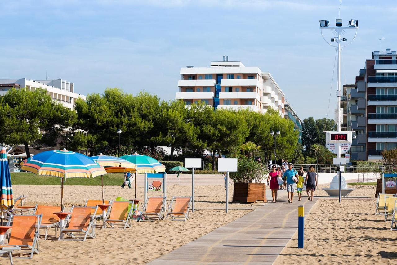 Aparthotel Holiday Bibione Esterno foto